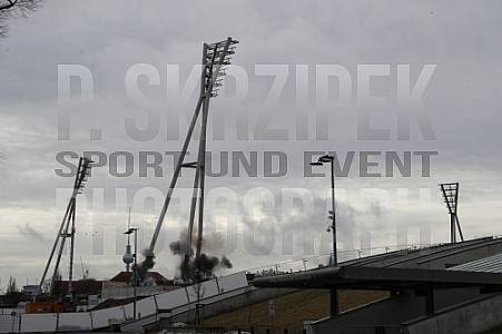 Sprengung der Flutlichtmast im Friedrich Ludwig Jahn Sportpark