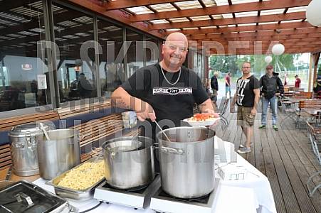 Arbeitseinsatz im Sportforum Berlin im Stadion Arbeitseinsatz im Sportforum Berlin im Stadion