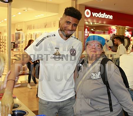 Autogrammstunde in den Schönhauser Allee Arcaden