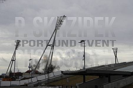 Sprengung der Flutlichtmast im Friedrich Ludwig Jahn Sportpark