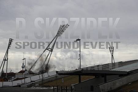 Sprengung der Flutlichtmast im Friedrich Ludwig Jahn Sportpark