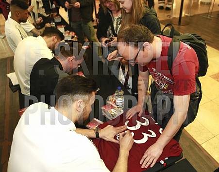 Autogrammstunde in den Schönhauser Allee Arcaden